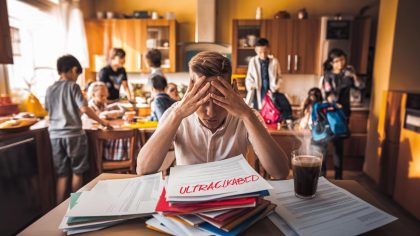 À partir du 25 septembre 2025, les bénéficiaires CAF devront fournir une attestation de scolarité pour chaque enfant “sinon ils réduisent l’allocation familiale” prévient une association
