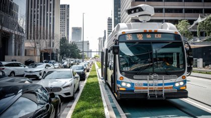 Alerte au Big Brother urbain: "Ce radar embarqué dans les bus flashe désormais les véhicules mal stationnés sur les voies de bus