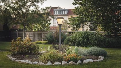 Ce lampadaire solaire installé dans un jardin privé est interdit depuis le 1er août 2025 "la commune veut tout centraliser