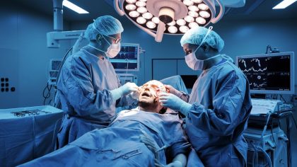 « Ce n’est pas de la science-fiction » des médecins européens réussissent une greffe complète de cerveau artificiel sur un patient conscient le 28 juillet 2025