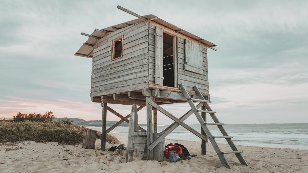 Cette cabane perchée construite par un grand-père pour ses petits-enfants est démontée par arrêté municipal "elle dépasse les 2,50 m autorisés
