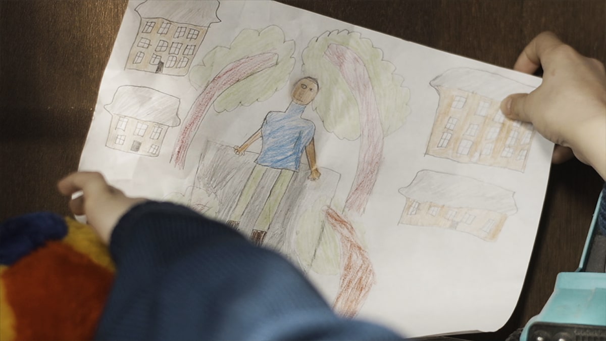Cette maman a découvert des dessins d’enfants cachés dans un vieux livre d’histoires