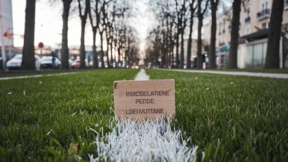 Cette pelouse synthétique posée sans autorisation déclenche une amende "la mairie exige une étude d’impact