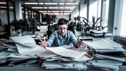 Conflit bureaucratique imminent : Comment l'exigence des caisses complémentaires d'une attestation d'activité rarement délivrée à temps paralyse des milliers de dossiers chaque année