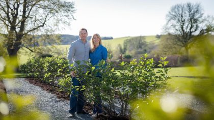 Conflit de voisinage et débat public : Ce couple plante une haie de lauriers et reçoit un avertissement pour empiètement, malgré leur défense - "On a toujours vu les autres faire pareil