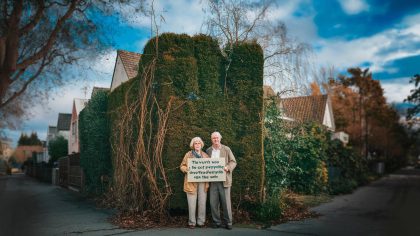 Conflit de voisinage : Un couple de retraités face à une sanction municipale pour une haie jugée trop haute, "Ils veulent qu’on coupe tout alors que ça nous protège du vent