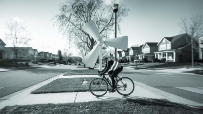 Conflit écologique en banlieue : Un cycliste défie l'autorité municipale avec son éolienne personnelle, déclenchant une polémique sur les politiques d'urbanisme