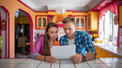 Crise immobilière en vue ? Les emprunteurs à taux variable subissent des hausses de mensualités inattendues : "J'ai reçu un avis de hausse alors que je n'étais pas prévenu