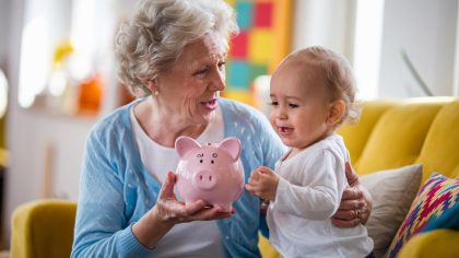 Dès octobre 2025, les dons familiaux supérieurs à 500 euros devront être déclarés sous trente jours “on ne peut même plus aider nos enfants tranquillement” dénonce une grand-mère
