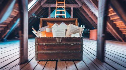 Elle a trouvé un ancien coffre en bois rempli de documents dans son grenier : “j’ai alerté les archives, ils ont tout pris sans même me dire ce qu’il y avait dedans”