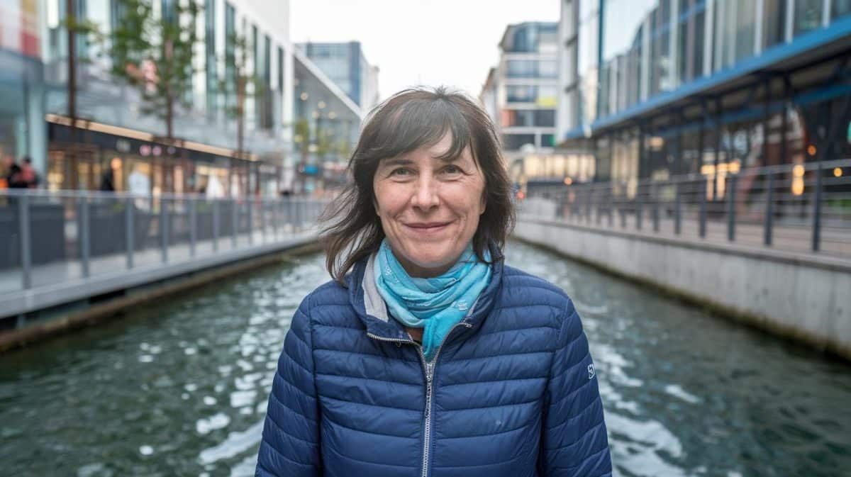 “Elle lui a dit au revoir comme si c’était un jouet” témoigne une riveraine après l’abandon d’un chiot devant un centre commercial en pleine zone touristique
