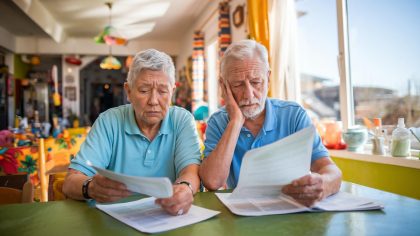 En 2025, les retraités percevant plus de 24 000 euros annuels face à un nouvel abattement fiscal: "Une attaque déguisée contre les classes moyennes", clament des associations