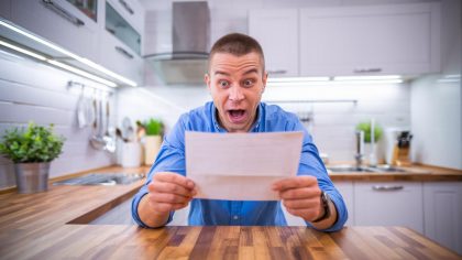 En 2025, un client reçoit un courrier surprenant de sa banque lui demandant de retirer son excédent de Livret A et d'acquitter des intérêts non annoncés : "Je pensais que ça passait", confie-t-il