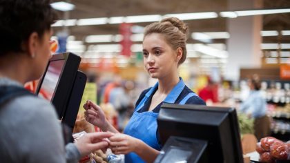 En 2025, une caissière à mi-temps révèle son salaire dérisoire : "Jamais un 13e mois aussi faible"! Le débat sur la rémunération dans la grande distribution est relancé