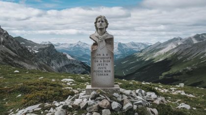 En défrichant une haie, il découvre une statue enterrée “on a tout pris, on a rien expliqué, j’ai juste perdu mon terrain”