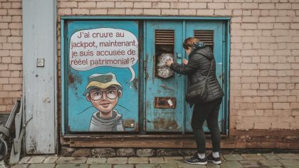 En démontant une cloison, elle découvre un coffre mural : “j’ai cru au jackpot, maintenant je suis accusée de recel patrimonial”