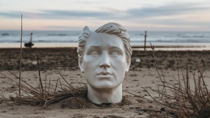 En désherbant, il découvre une tête sculptée “je voulais juste arracher des orties… maintenant je dois financer un diagnostic”
