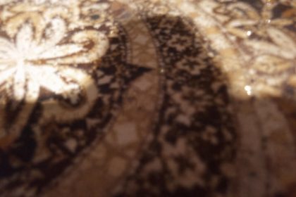 En détruisant un ancien mur en torchis, ils découvrent un fragment de mosaïque antique, chantier interrompu “on vit dans les gravats depuis trois mois”