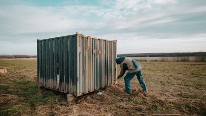 En labourant sa prairie, il heurte un vieux coffre rouillé “le lendemain, des experts sont venus… et m’ont retiré tout droit de travail sur mon terrain”