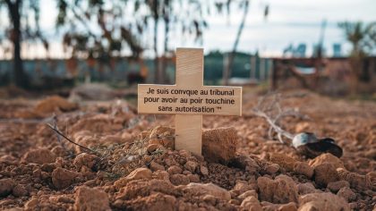 En remuant la terre, il a sorti une croix en or : “je suis convoqué au tribunal pour avoir touché au patrimoine sans autorisation”