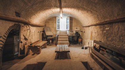 En rénovant la cave de leur maison de campagne, ils tombent sur une salle souterraine médiévale, la mairie bloque tout “c’est devenu un site protégé, on est juste locataires maintenant”