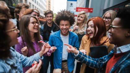 Exclusion ou Motivation ? Pourquoi Seuls les Jeunes Non Diplômés de 18 Départements Bénéficient de la Prime d'Entrée dans la Vie Active : Une Analyse Critique