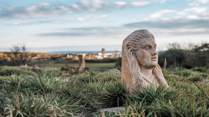 Il a trouvé une pierre sculptée sur son terrain : “j’ai contacté un musée, depuis je suis accusé de dissimulation de patrimoine”