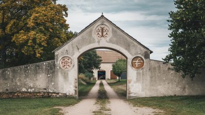 Il a voulu rénover un mur porteur dans une vieille ferme : “ils ont trouvé des symboles anciens, le lieu est désormais surveillé”