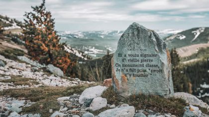 Il a voulu signaler la présence d’une vieille pierre gravée : “ils en ont fait un monument classé, je n’ai plus droit d’y toucher”