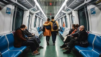 Il aboyait trop dans le train, alors on l’a fait descendre à la prochaine gare” raconte ce couple poursuivi pour abandon en flagrant délit
