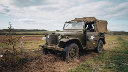 Il déterre une caisse militaire ancienne dans un champ abandonné “je l’ai signalée par devoir… j’ai hérité d’un champ classé secret”