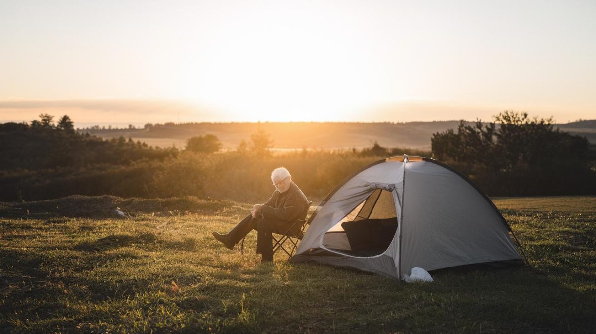 Il fait quarante deux degrés à l’ombre et ce retraité dort sous une tente au bord d’une départementale depuis que sa maison a été saisie "je n’ai plus rien que ce bout de sol