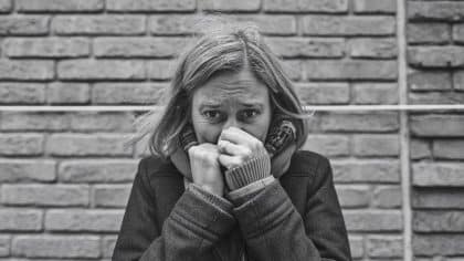 “Il grattait trop pendant la nuit, j’ai craqué” reconnaît cette femme après l’avoir attaché discrètement à un poteau électrique à deux rues de son immeuble