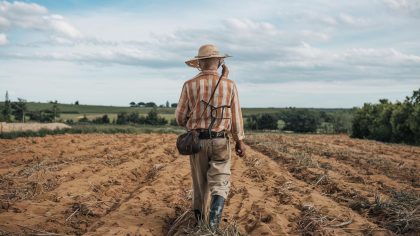 Il labourait une ancienne parcelle et heurte une dalle gravée “on m’a dit de ne plus y mettre les pieds… c’est devenu un terrain archéologique”