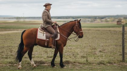 Il prépare ses semis, découvre une bague de chevalier “depuis, je regarde mes terres de loin, interdit de m’en approcher”