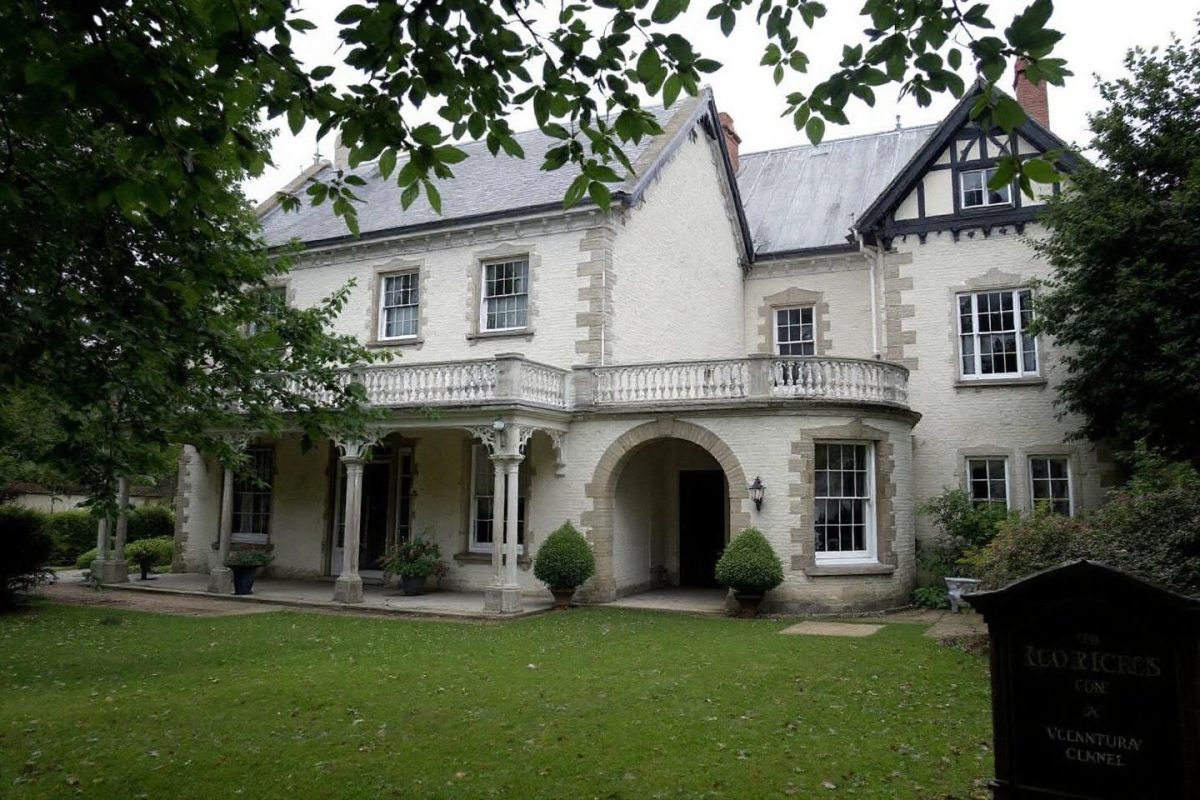 Ils achètent un vieux manoir pour le rénover et découvrent un tombeau sous les fondations, le chantier est stoppé “la DRAC a dit que je n’étais plus chez moi”