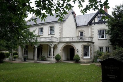 Ils achètent un vieux manoir pour le rénover et découvrent un tombeau sous les fondations, le chantier est stoppé “la DRAC a dit que je n’étais plus chez moi”