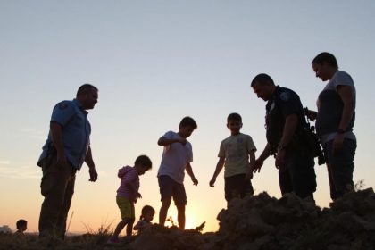 Ils dégagent une vieille dalle en pierre et trouvent un trésor de guerre, les gendarmes bouclent la zone “on croyait avoir de la chance, on a perdu notre maison”