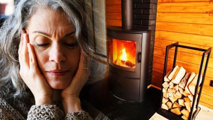 “Ils m’ont dit que c’était écologique… puis j’ai payé 450 €” témoigne cette retraitée sanctionnée pour avoir utilisé un combustible désormais interdit, mauvaise nouvelle à connaître avant l’hiver 2025