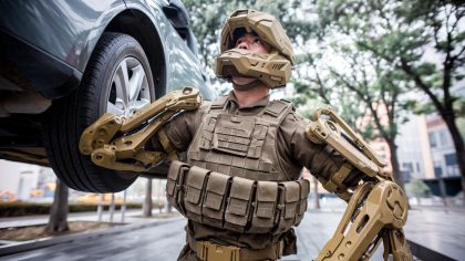 « Ils n’ont plus peur de rien » la Corée du Sud teste un exosquelette militaire capable de soulever une voiture avec un seul bras dès le 1er août 2025