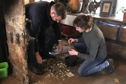 Ils rénovent une longère du XVIIIe siècle et mettent au jour un trésor médiéval, leur projet s’arrête net “c’est plus ma maison, c’est un site archéologique”