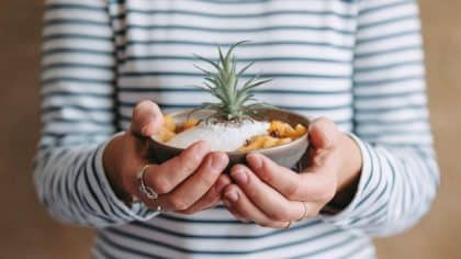 “J’ai arrêté le sucre pendant 21 jours et mes douleurs articulaires ont disparu” : ce témoignage secoue les idées reçues sur l’alimentation moderne et le lien corps-esprit