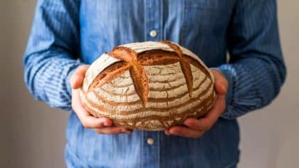 “Je congèle tout mon pain directement après l’avoir acheté et il garde sa fraîcheur comme au premier jour” : cette habitude adoptée pendant l’inflation est devenue une routine imparable