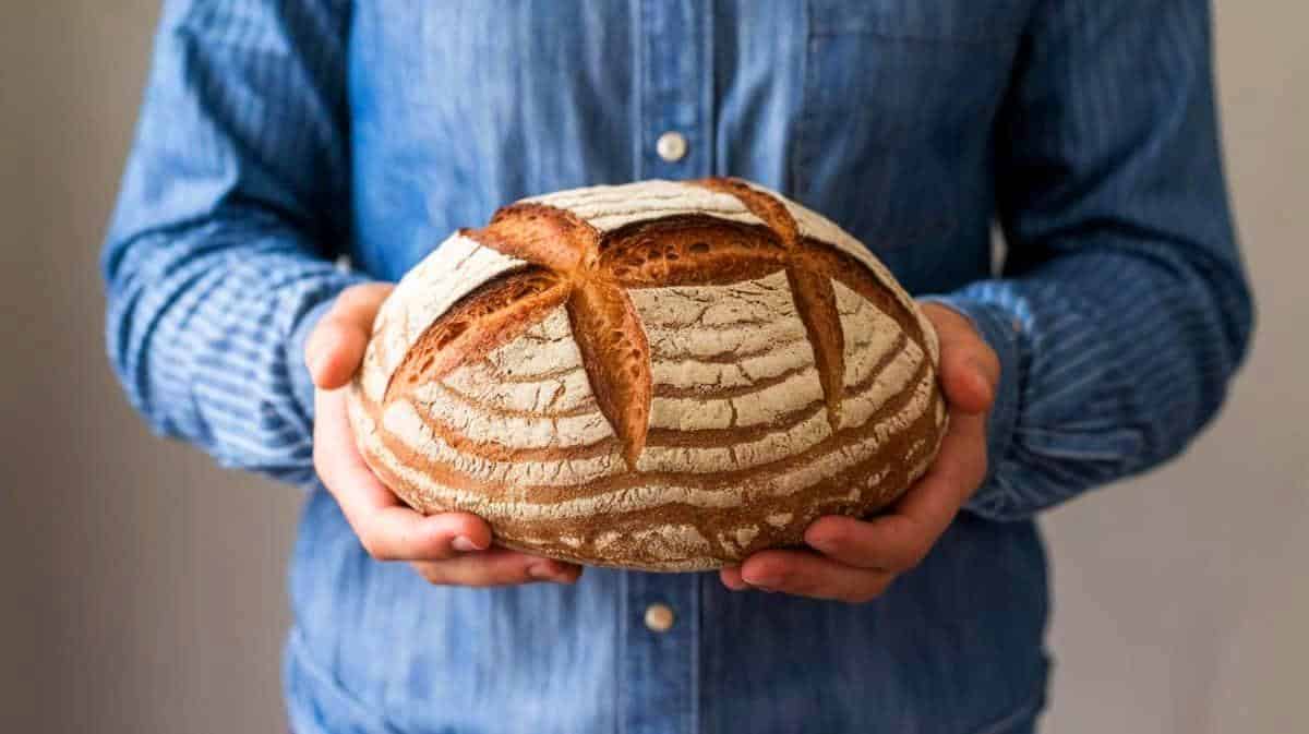 “Je congèle tout mon pain directement après l’avoir acheté et il garde sa fraîcheur comme au premier jour” : cette habitude adoptée pendant l’inflation est devenue une routine imparable
