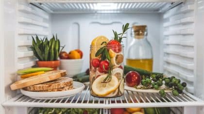 “Je conserve tous mes restes dans des bocaux en verre et je ne jette plus rien” : cette solution anti-gaspi est aussi très esthétique dans le frigo