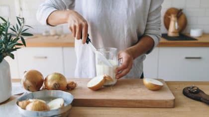 “Je garde toujours un bol de lait chaud au bord de ma table quand je coupe des oignons et je ne pleure plus jamais” : ce geste surprenant fonctionne vraiment