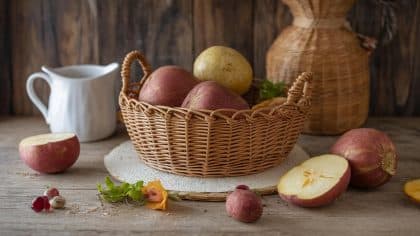 “Je garde toujours une pomme de terre dans ma boîte à pain et il reste moelleux beaucoup plus longtemps” : cette habitude vieille comme le monde reste l’une des plus efficaces
