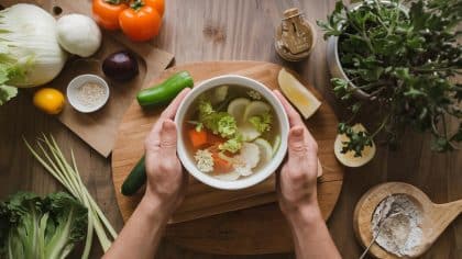 “Je garde toutes mes pelures de légumes pour en faire un bouillon ultra riche” : cette méthode zéro déchet étonne par son goût