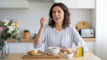 “Je mange une cuillère d’huile d’olive à jeun tous les matins et j’ai dit adieu à mes problèmes de digestion” : cette habitude simple a changé la vie de cette mère de trois enfants