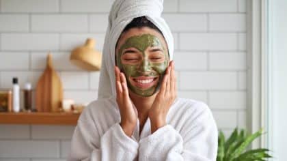 “Je me lave le visage au thé vert chaque matin et ma peau a totalement changé” : cette recette maison ne coûte presque rien